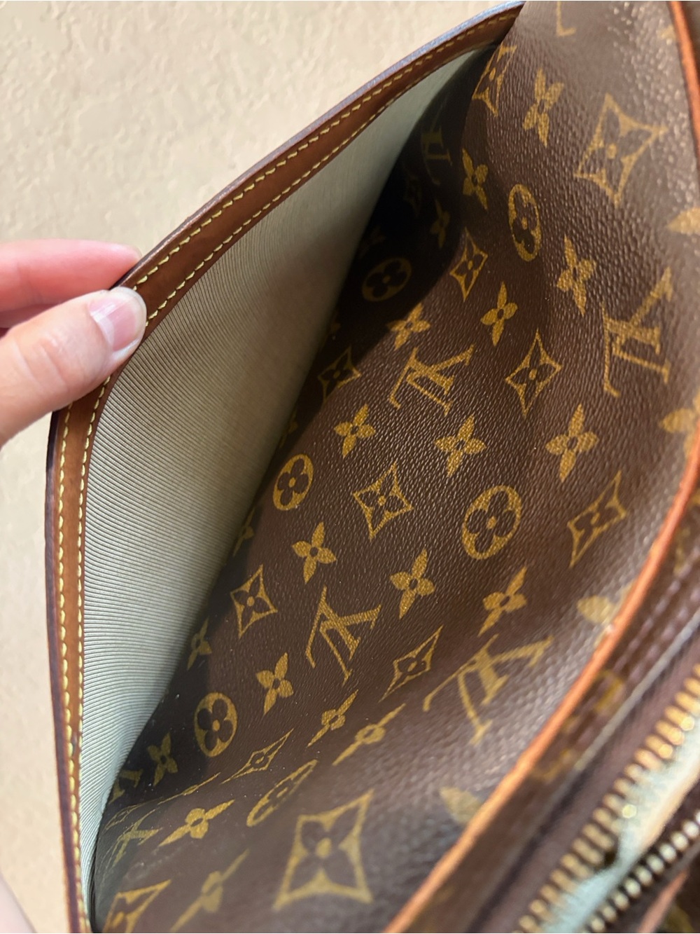Louis Vuitton Reporter PM
Brown Monogram Crossbody Bag - Picture 12 of 15